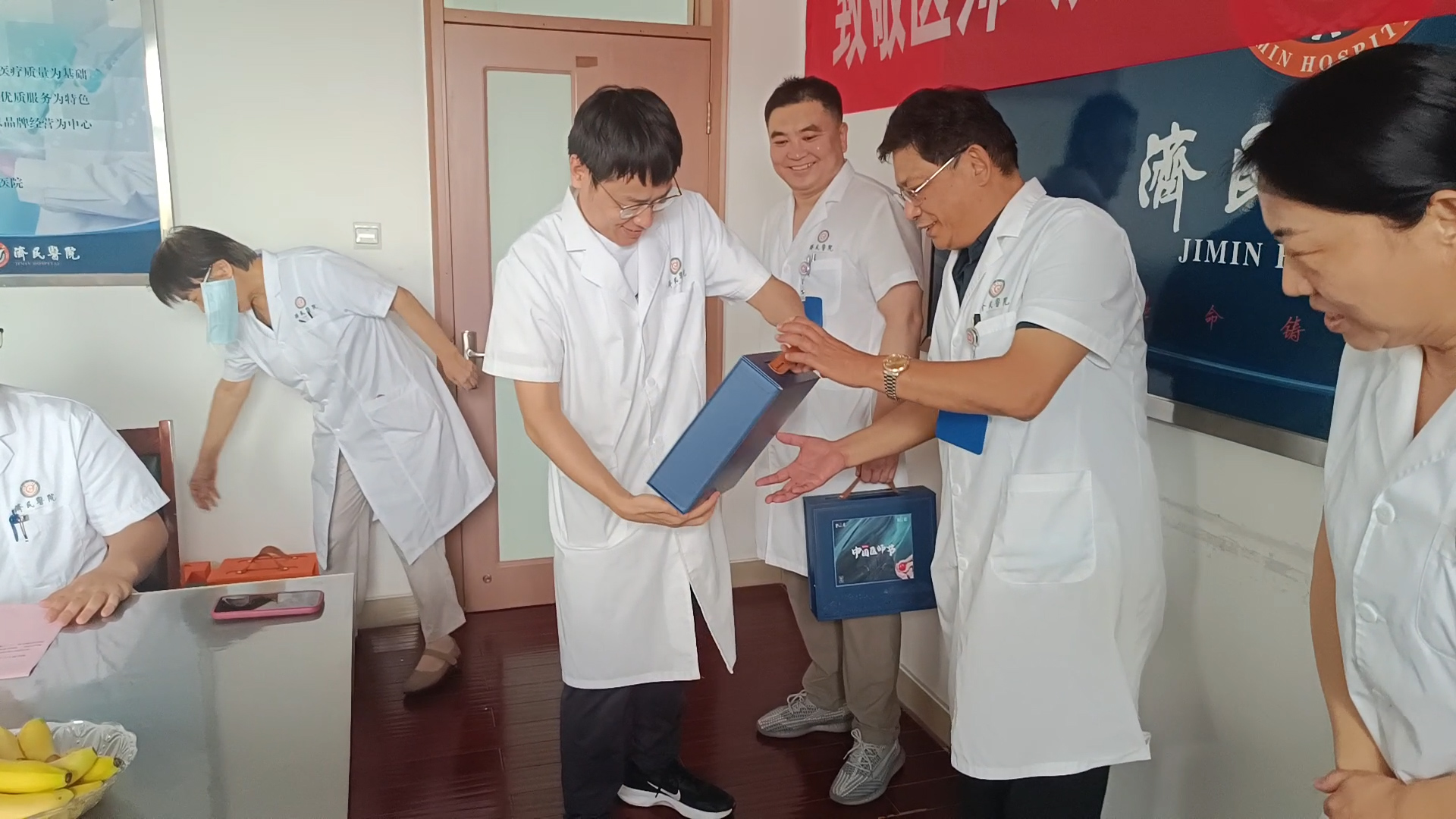 张院长颁奖.jpg