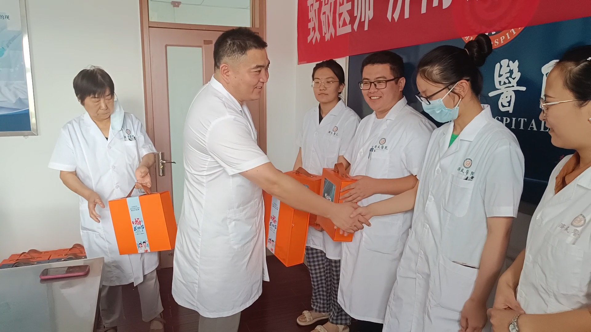 左院长颁奖.jpg